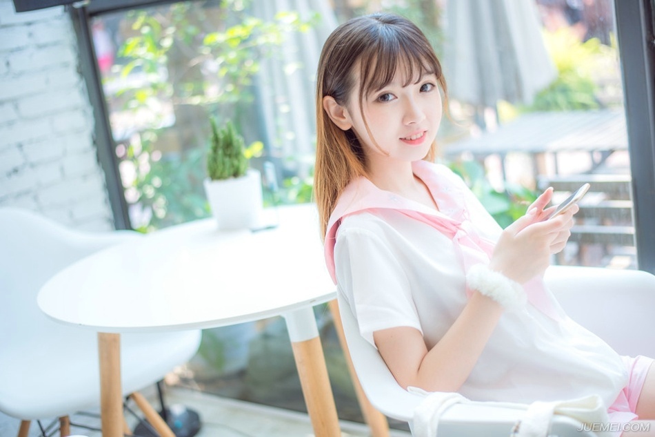 “那你待如何？”人群中，突然响起一声闷哼，众人回头看去，却见张任披盔带甲，手持长枪，在几名士卒警惕的看管下，缓步上前，一股浓浓的压迫感散发出来，让周围一群世家不由自主的退开几步。